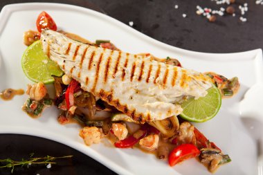 Sebzeli levrek fileto