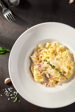Fettuccine Carbonara Parmesan ile
