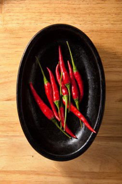 Ahşap tepsi üzerinde kırmızı biber biber