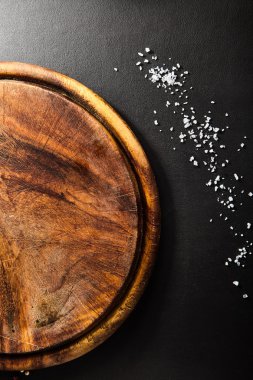 Siyah arka plan üzerine ahşap tabak