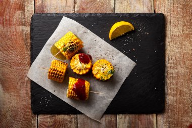 Siyah taş yemek ızgara mısır