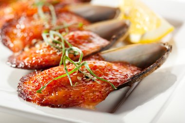 Midye altında havyar ile krem peynir pişmiş