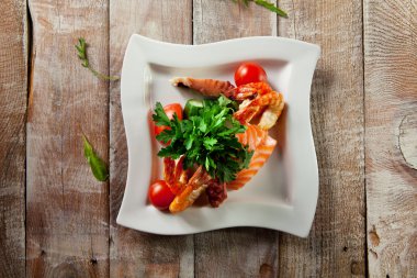 Deniz ürünleri salata tabağı