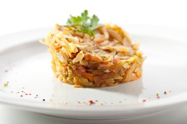 Garnitür - beyaz plaka üzerinde kızarmış lahana