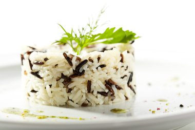 Beyaz üzerine pişmiş pirinç