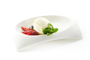 Dondurma çilek ve nane ile süslenmiş