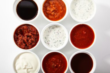 Çeşitli baharatlı soslar