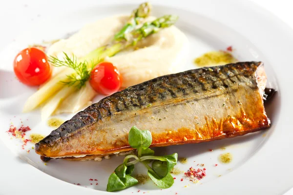 Füme balık sebze ile garnitür — Stok fotoğraf