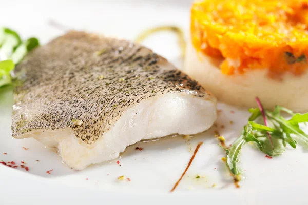 Balık fileto garnitür ile