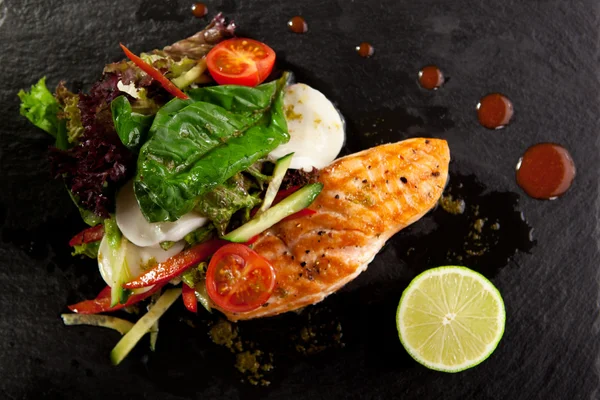 Filete de salmón con verduras —  Fotos de Stock