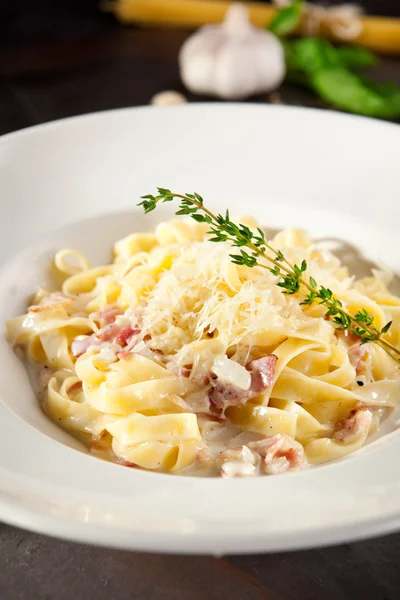 Carbonara fettuccine z parmezanem — Zdjęcie stockowe