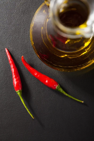 Оливковое масло и красный перец чили — стоковое фото