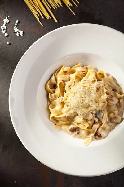 Pasta met paddestoelen en Parmezaanse kaas — Stockfoto