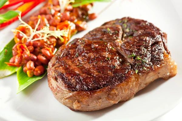 Hovězí Steak s oblohou červených fazolí — Stock fotografie