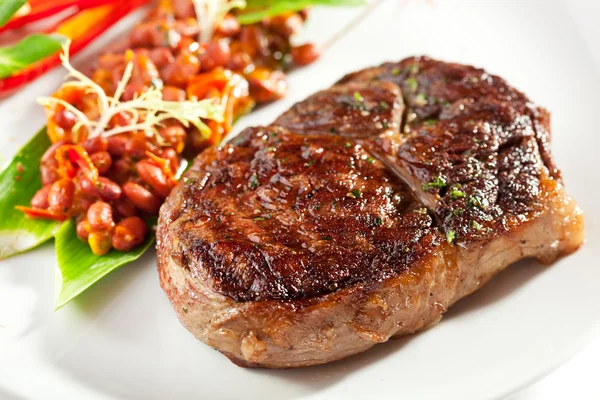 Steak de boeuf avec garniture de haricots rouges — Photo