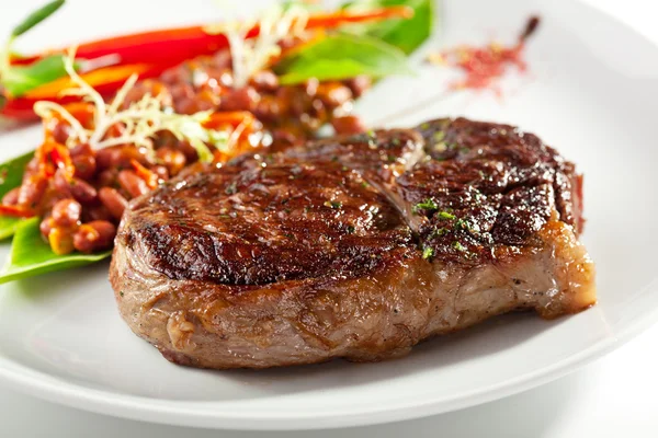 Steak de boeuf avec garniture de haricots rouges — Photo
