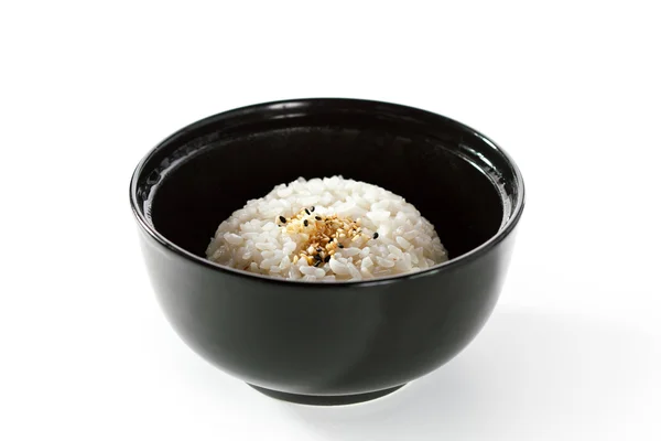 炊飯米の黒ボウル — ストック写真