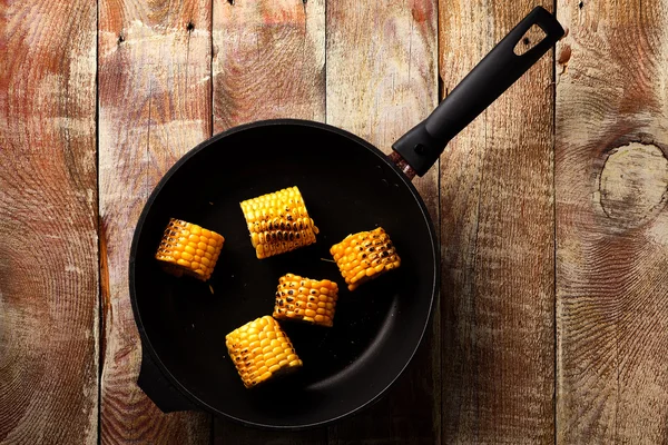 Pan Fried zboże na rustykalne drewniany stół — Zdjęcie stockowe