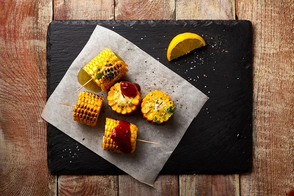 Siyah taş yemek ızgara mısır