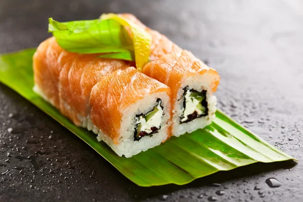 Rotolo di sushi di salmone — Foto Stock