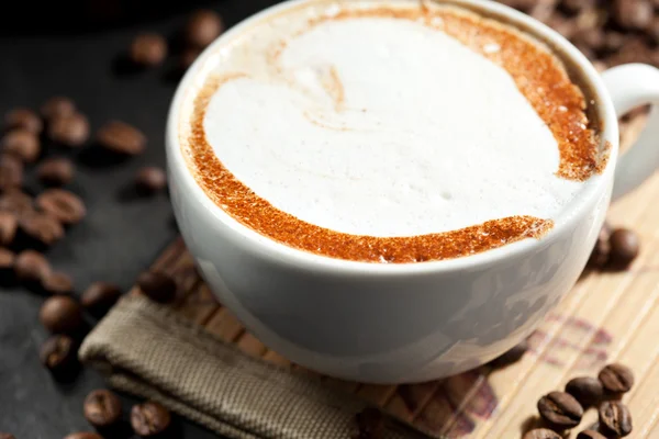 Kaffeetasse und gebackene Bohnen — Stockfoto