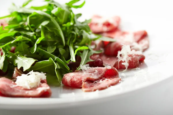 Carpaccio de carne com salada de foguete — Fotografia de Stock