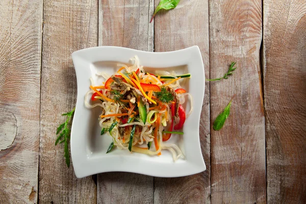 Sałatka z makaronem ryż, smażone cielęciny i warzywa — Zdjęcie stockowe