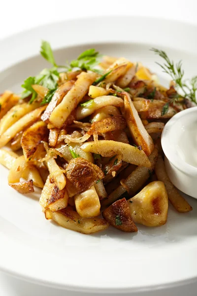 Patatas fritas con champiñones y cebollas —  Fotos de Stock