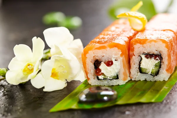 Rotolo di sushi di salmone — Foto Stock