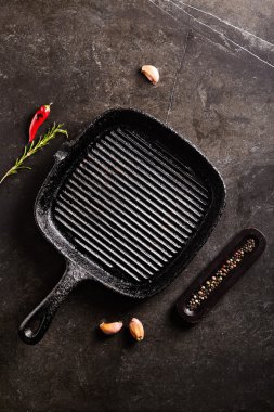 Boş dökme demir tava