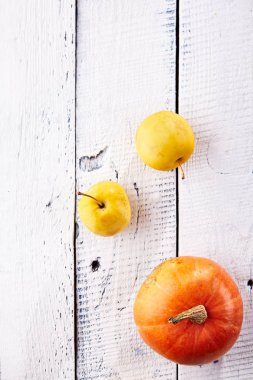 Ahşap arka plan üstten görünüm üzerinde kabak