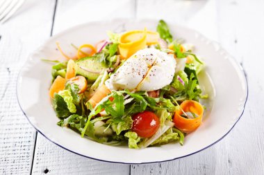 Vejetaryen haşlanmış yumurta salatası