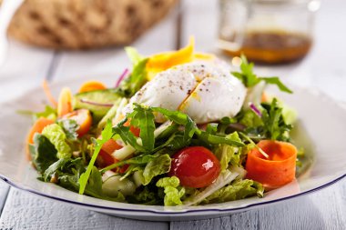 Vejetaryen haşlanmış yumurta salatası