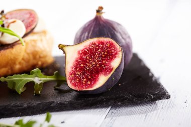 İncir ve keçi peyniri Bruschetta