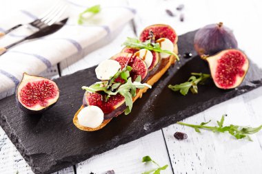 İncir ve keçi peyniri Bruschetta