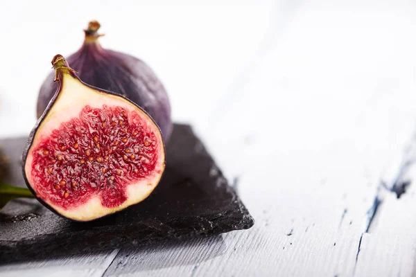 Frescura Fig en plato de pizarra negra —  Fotos de Stock