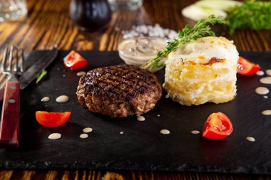 Sığır eti biftek yemek