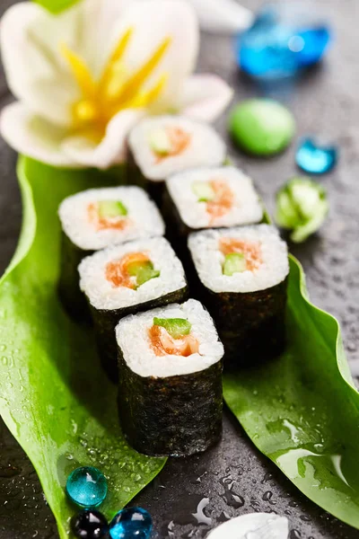 Rollo de sushi de salmón —  Fotos de Stock