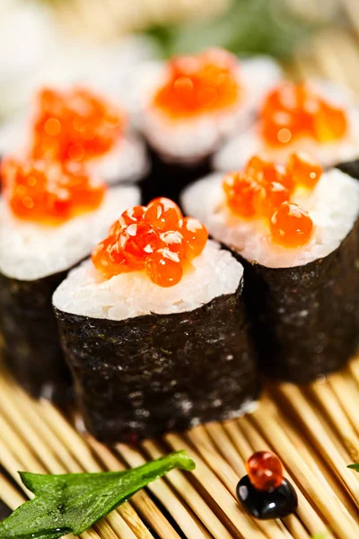 Rolo de Sushi de ikura — Fotografia de Stock