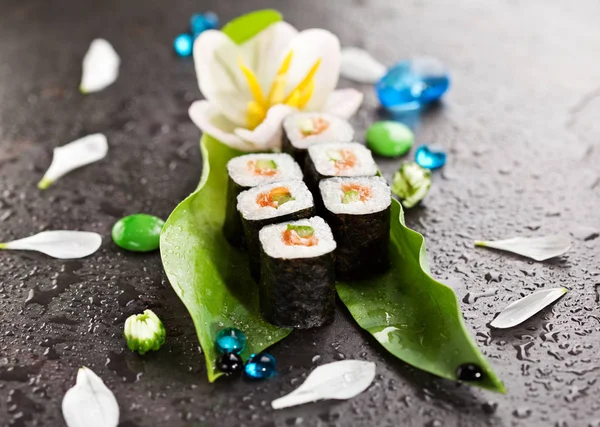 Rouleau de sushi de saumon — Photo