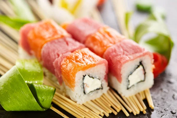 三文鱼和金枪鱼寿司卷 — 图库照片