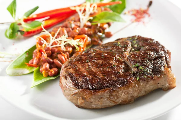 Kırmızı fasulye garnitür ile sığır eti biftek — Stok fotoğraf