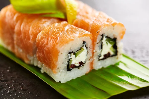 Rolo de sushi de salmão — Fotografia de Stock