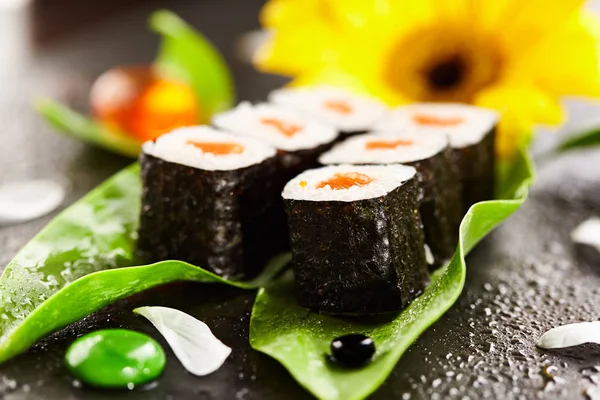 Rolo de sushi de salmão — Fotografia de Stock