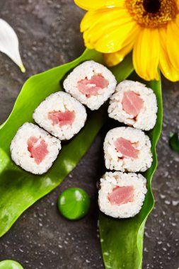 Tuna suşi roll