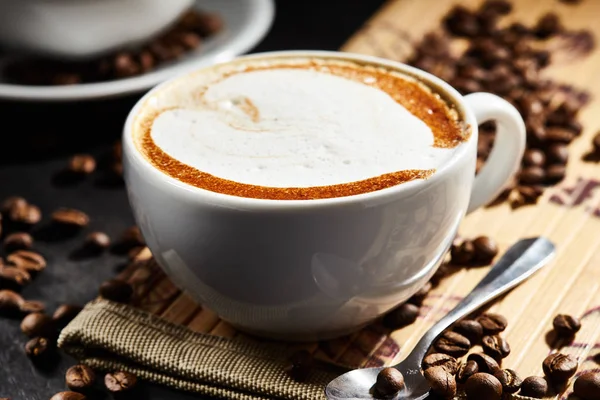 Tazza di caffè e fagioli fritti — Foto Stock