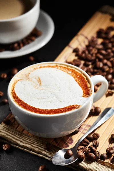 Xícara de café e feijões fritos — Fotografia de Stock