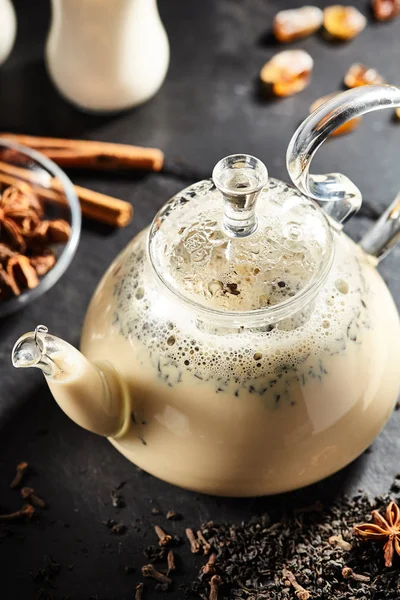 Indiase thee met kruiden — Stockfoto