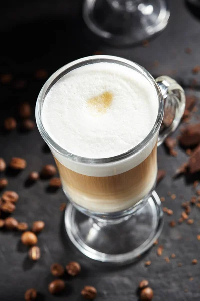 Kahve fincanı ve kızarmış fasulye — Stok fotoğraf