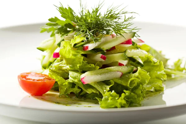 Ensalada de verduras frescas con salsa de pesto —  Fotos de Stock